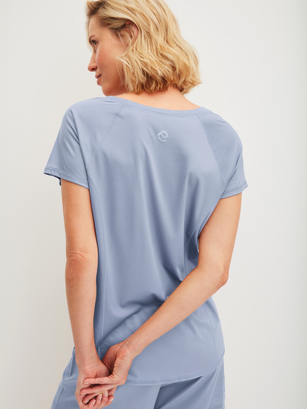 Damen-Model trägt Kurzarm-Shirt aus Lyocell in Blau, Einfarbig aus Serie DSW Cooling von CALIDA, Rückansicht