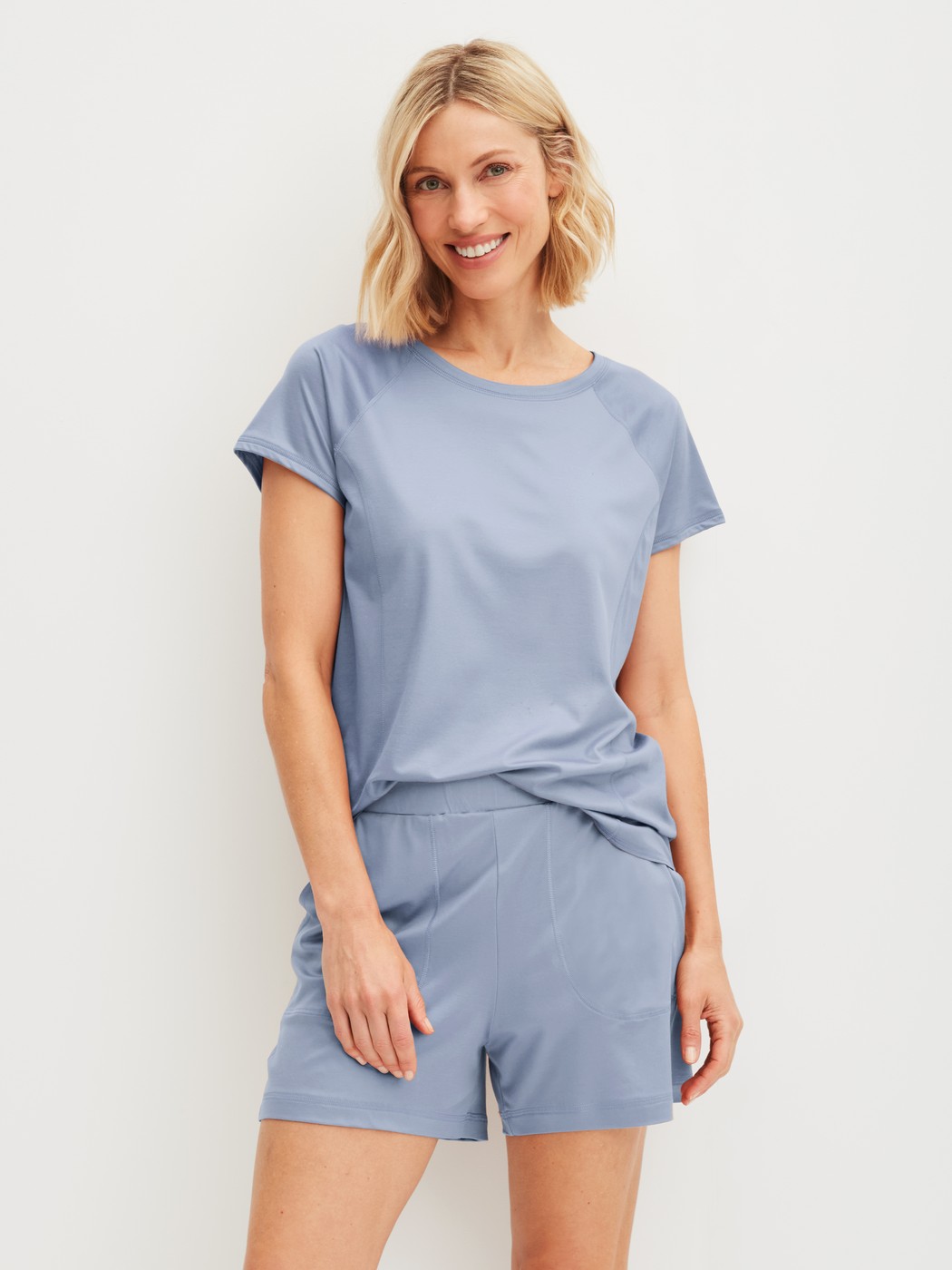 Damen-Model trägt Kurzarm-Shirt aus Lyocell in Blau, Einfarbig aus Serie DSW Cooling von CALIDA, Outfit