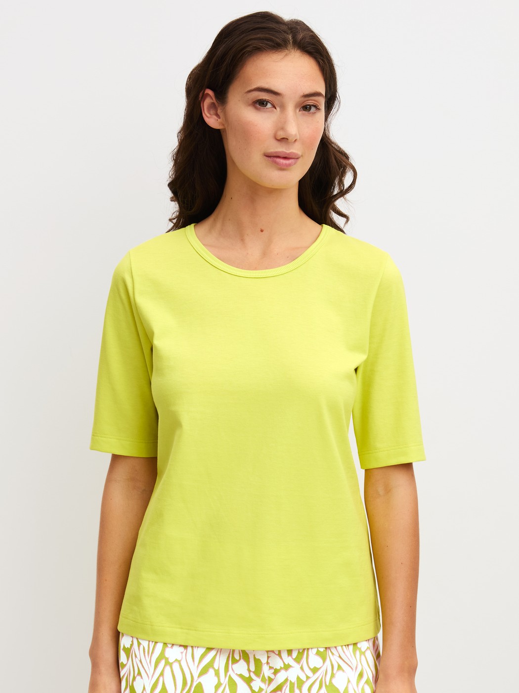 Women model is wearing Short-sleeved shirt made of 100% Cotton in Green, Unicoloured from the Late Bloom M&M series by CALIDA, Front view