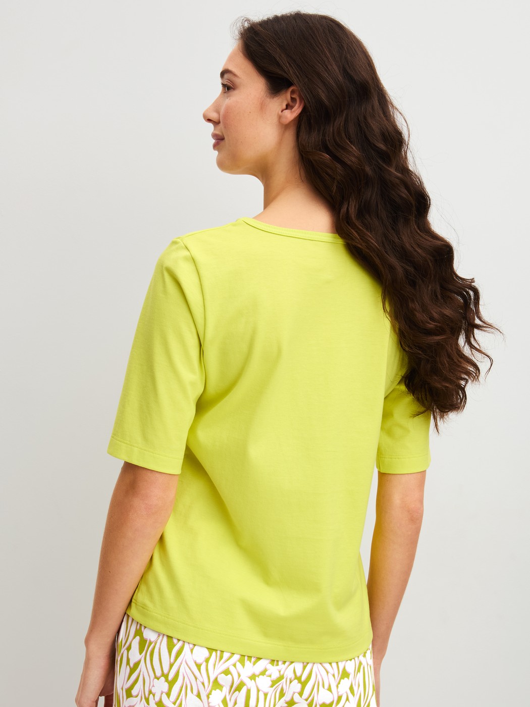 Women model is wearing Short-sleeved shirt made of 100% Cotton in Green, Unicoloured from the Late Bloom M&M series by CALIDA, Back view