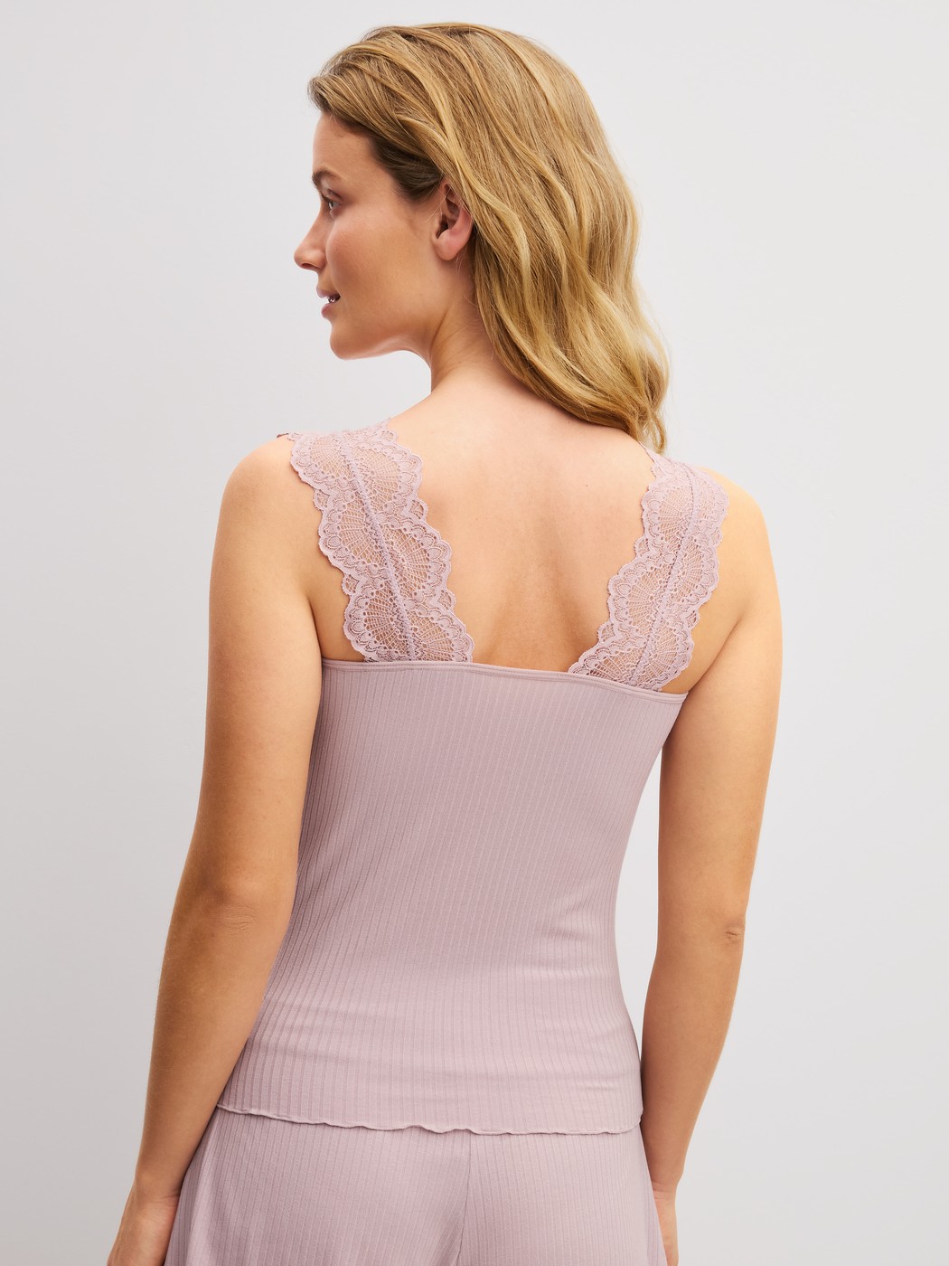 La modella / Il modello Donna indossa Tank top in Modal di colore Viola, Pizzo, della serie Feminine Lounge di CALIDA, Vista posteriore