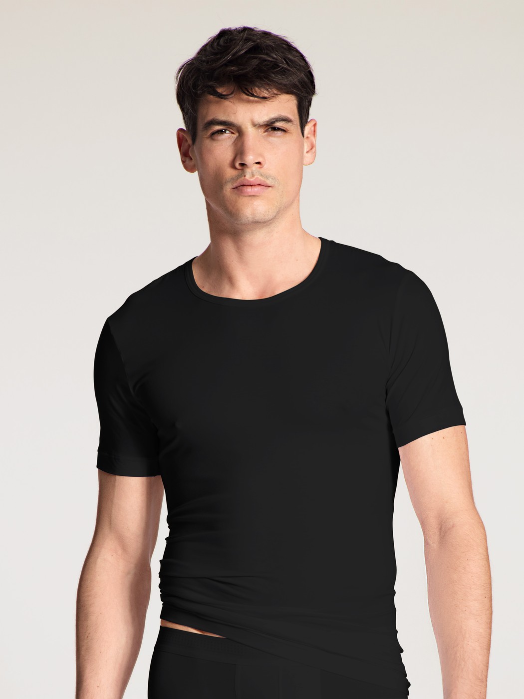 Le mannequin Homme porte le/la T-Shirt en Lyocell de couleur Noir, Unicolore, de la série Focus de CALIDA, Vue de face