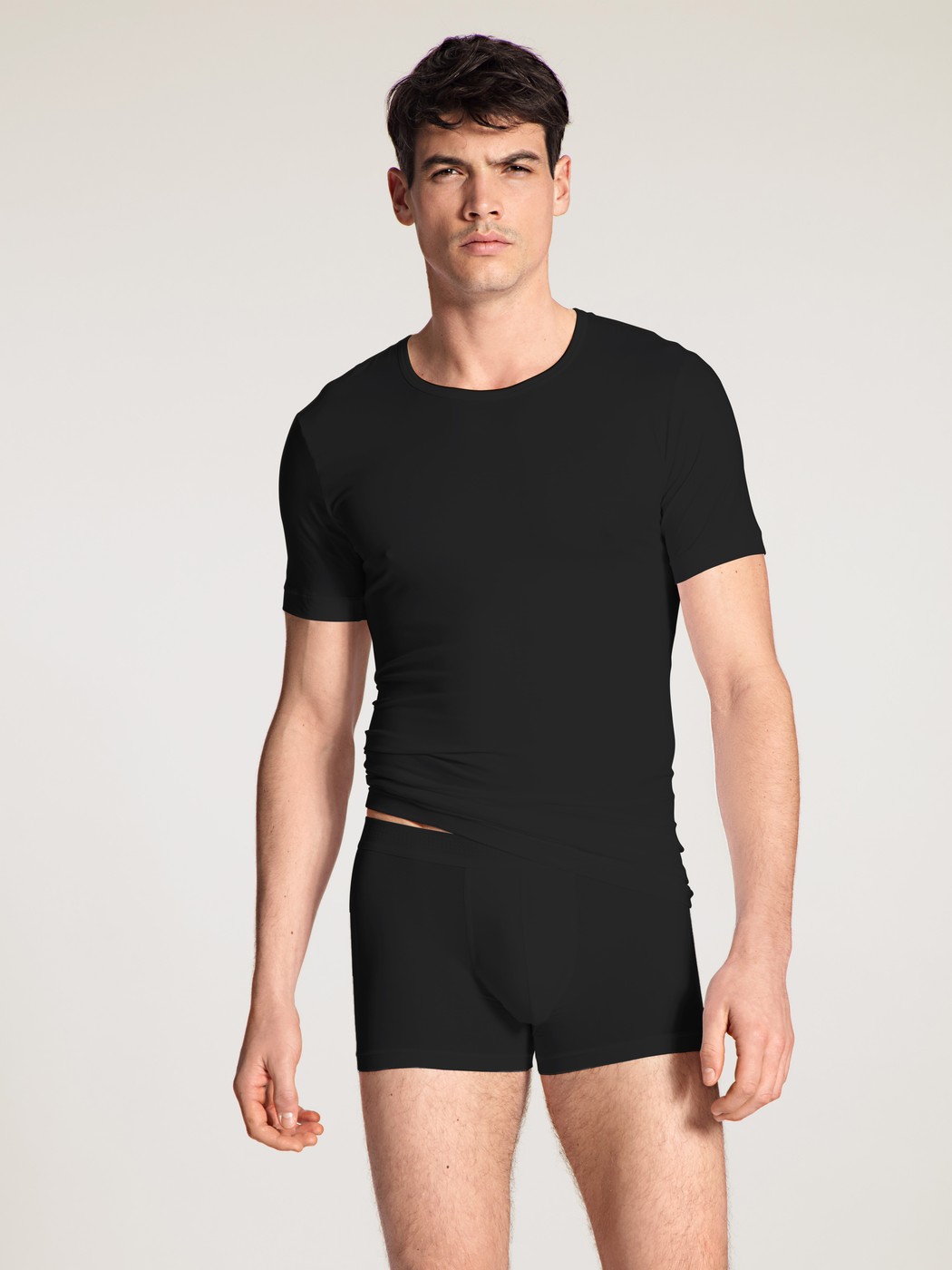 Le mannequin Homme porte le/la T-Shirt en Lyocell de couleur Noir, Unicolore, de la série Focus de CALIDA, Tenue