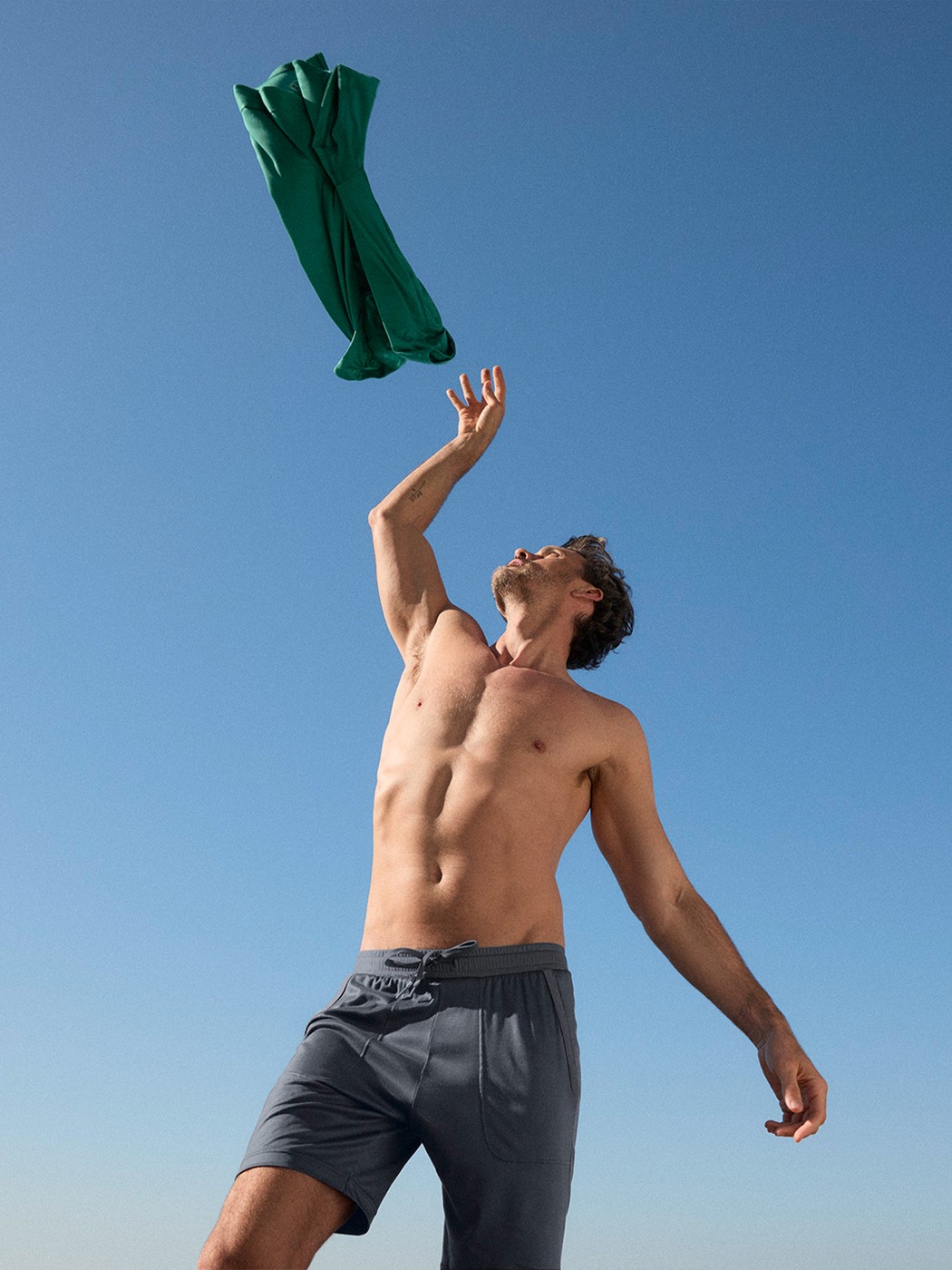 Men model is wearing Shirt short sleeve made of Lyocell in Green, Unicoloured from the DSW Cooling series by CALIDA, Additional Image