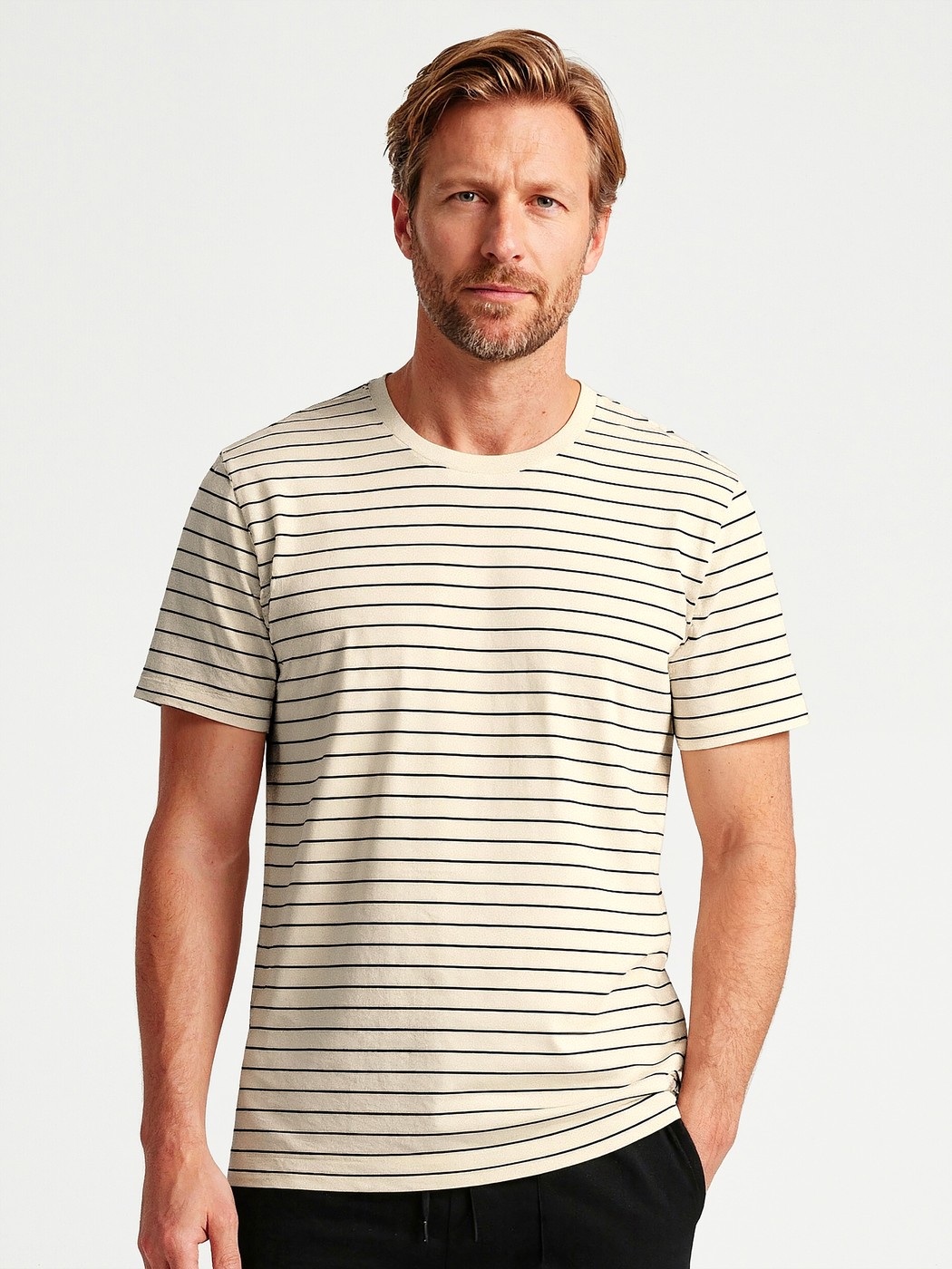 Herren-Model trägt Kurzarm-Shirt aus Viskose in Beige, Gestreift aus Serie RMX Lounge Lecce von CALIDA, Vorderansicht