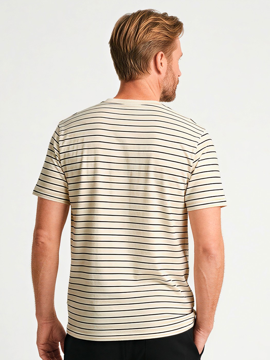 Herren-Model trägt Kurzarm-Shirt aus Viskose in Beige, Gestreift aus Serie RMX Lounge Lecce von CALIDA, Rückansicht