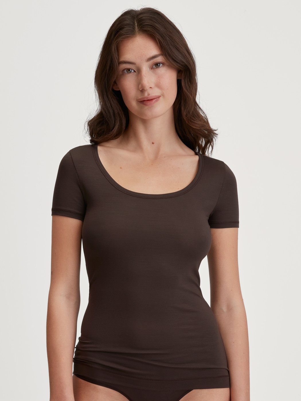 Damen-Model trägt Kurzarm-Shirt aus Modal in Braun, Einfarbig aus Serie Soft Favourites von CALIDA, Vorderansicht