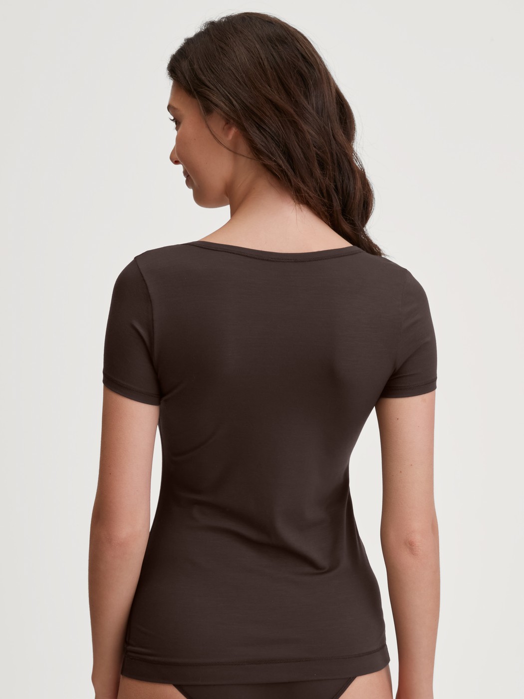 Damen-Model trägt Kurzarm-Shirt aus Modal in Braun, Einfarbig aus Serie Soft Favourites von CALIDA, Rückansicht