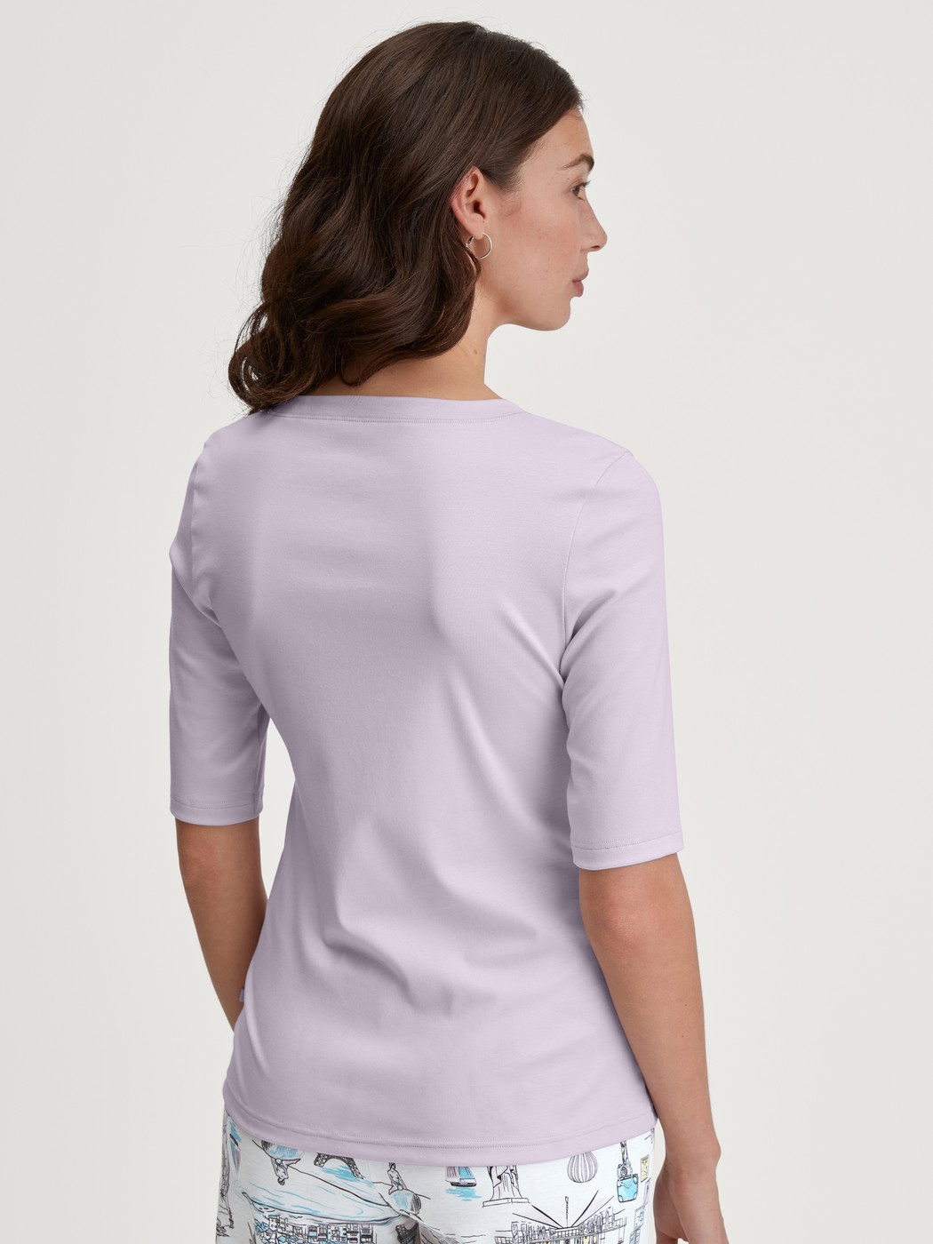 Damen-Model trägt Kurzarm-Shirt aus Baumwolle in Violett, Einfarbig aus Serie Favourites Journey von CALIDA, Vorderansicht