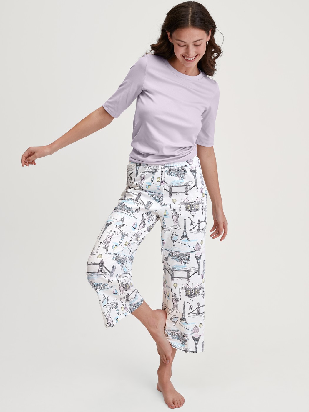 Damen-Model trägt Kurzarm-Shirt aus Baumwolle in Violett, Einfarbig aus Serie Favourites Journey von CALIDA, Zusatzbild