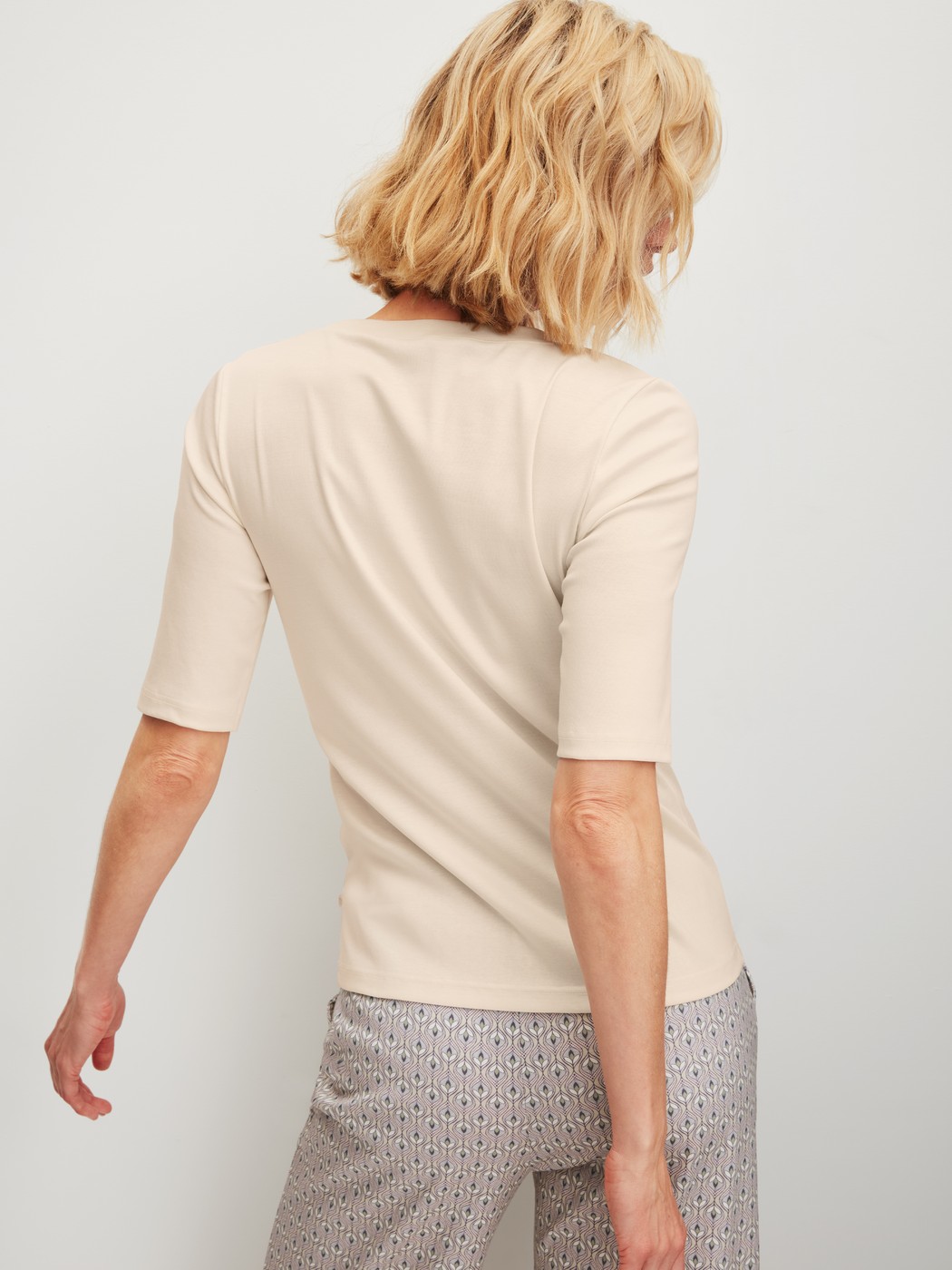 Women model is wearing Shirt short sleeve made of Cotton in Beige, Unicoloured from the Favourites Arts series by CALIDA, Additional Image