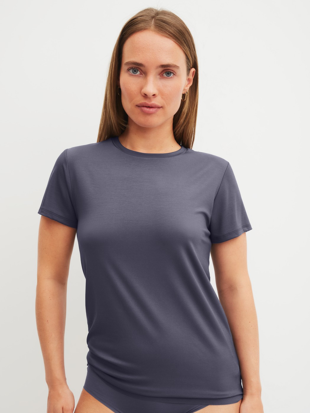 Le mannequin Femme porte le/la T-shirt à manches courtes en Modal de couleur Gris, Unicolore, de la série Natural Skin de CALIDA, Vue de face