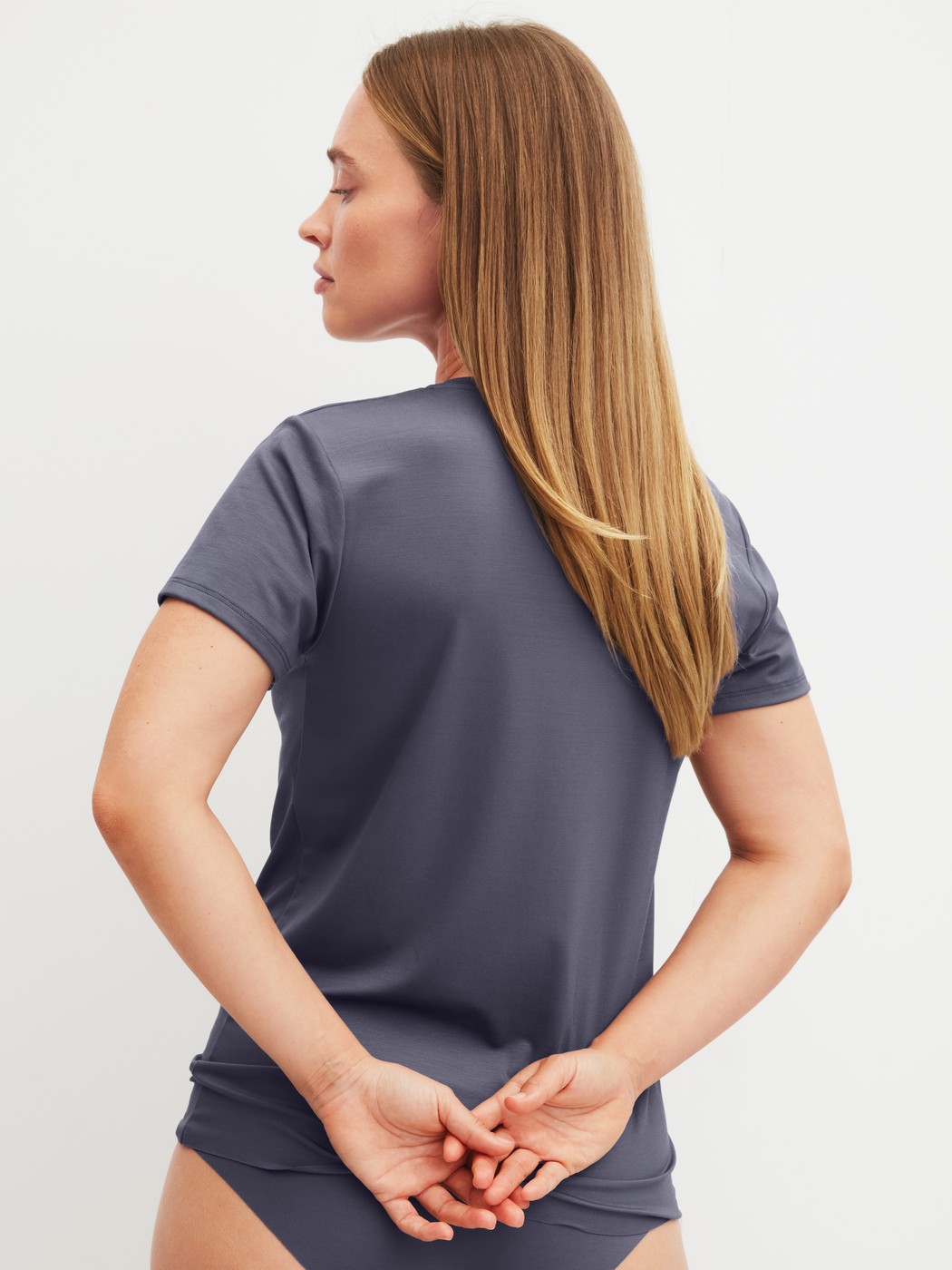 Le mannequin Femme porte le/la T-shirt à manches courtes en Modal de couleur Gris, Unicolore, de la série Natural Skin de CALIDA, Vue arrière