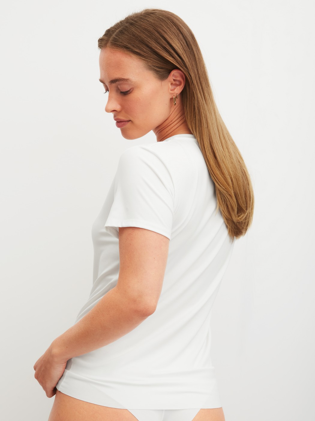 Le mannequin Femme porte le/la T-shirt à manches courtes en Modal de couleur Blanc, Unicolore, de la série Natural Skin de CALIDA, Vue arrière
