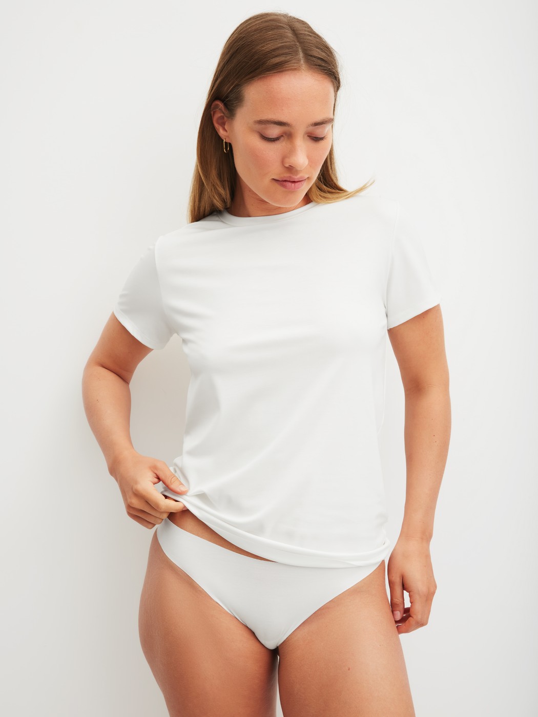 Le mannequin Femme porte le/la T-shirt à manches courtes en Modal de couleur Blanc, Unicolore, de la série Natural Skin de CALIDA, Vue de face