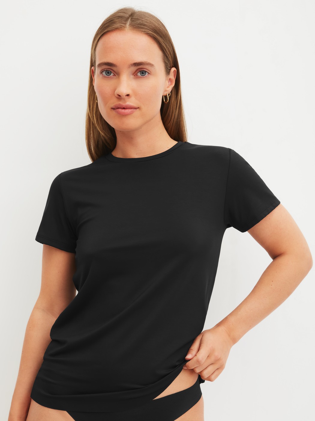 Le mannequin Femme porte le/la T-shirt à manches courtes en Modal de couleur Noir, Unicolore, de la série Natural Skin de CALIDA, Vue de face