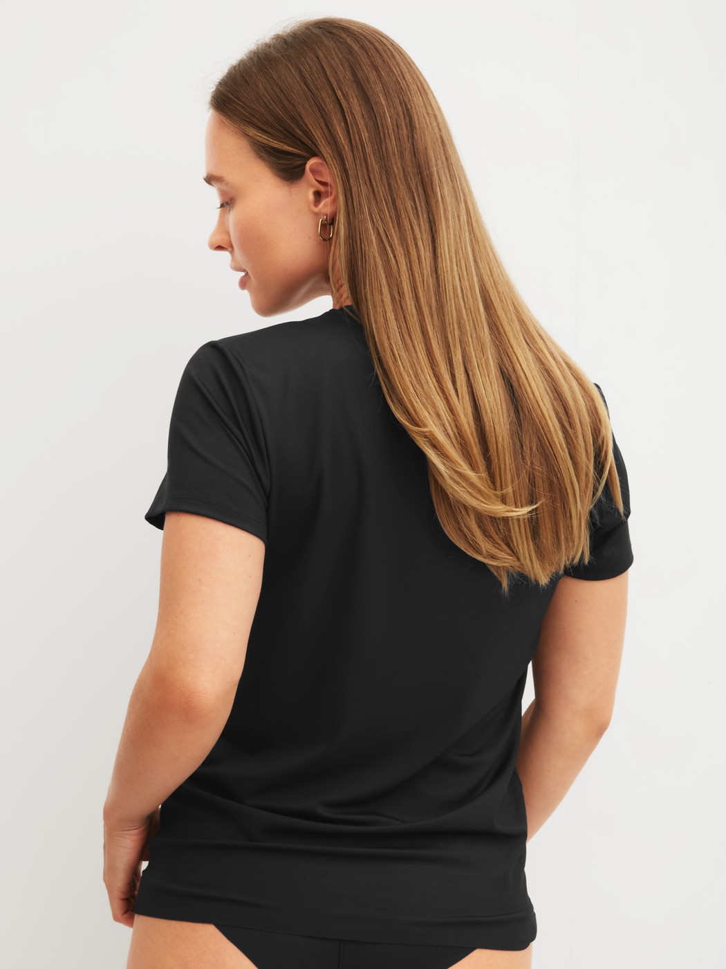Le mannequin Femme porte le/la T-shirt à manches courtes en Modal de couleur Noir, Unicolore, de la série Natural Skin de CALIDA, Vue arrière