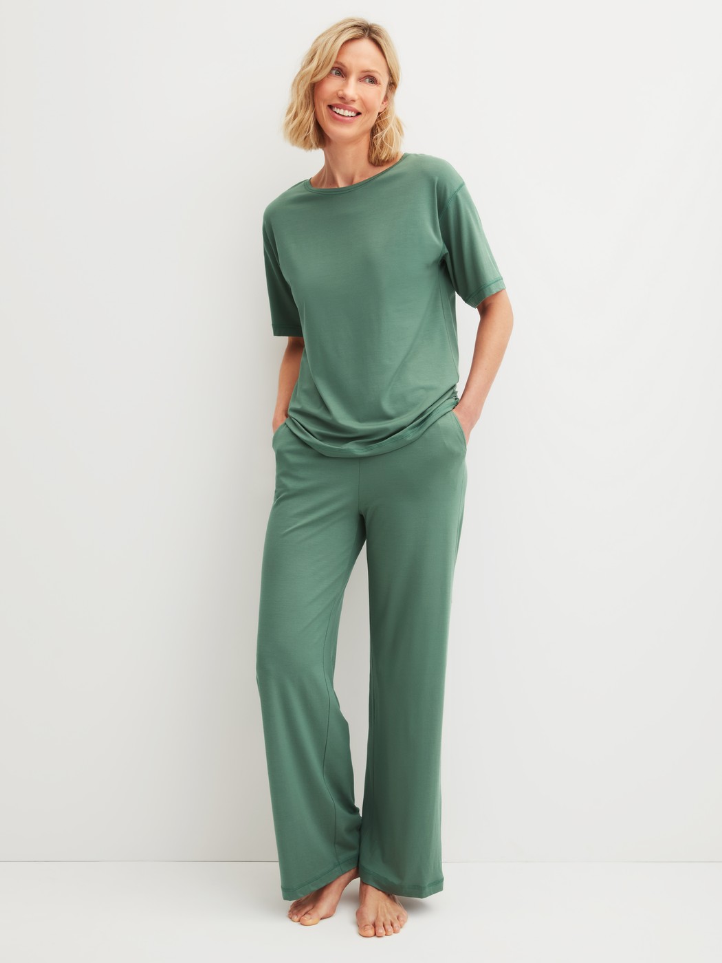 Women model is wearing Shirt short sleeve made of Modal in Green, Unicoloured from the DSW Balancing series by CALIDA, Outfit