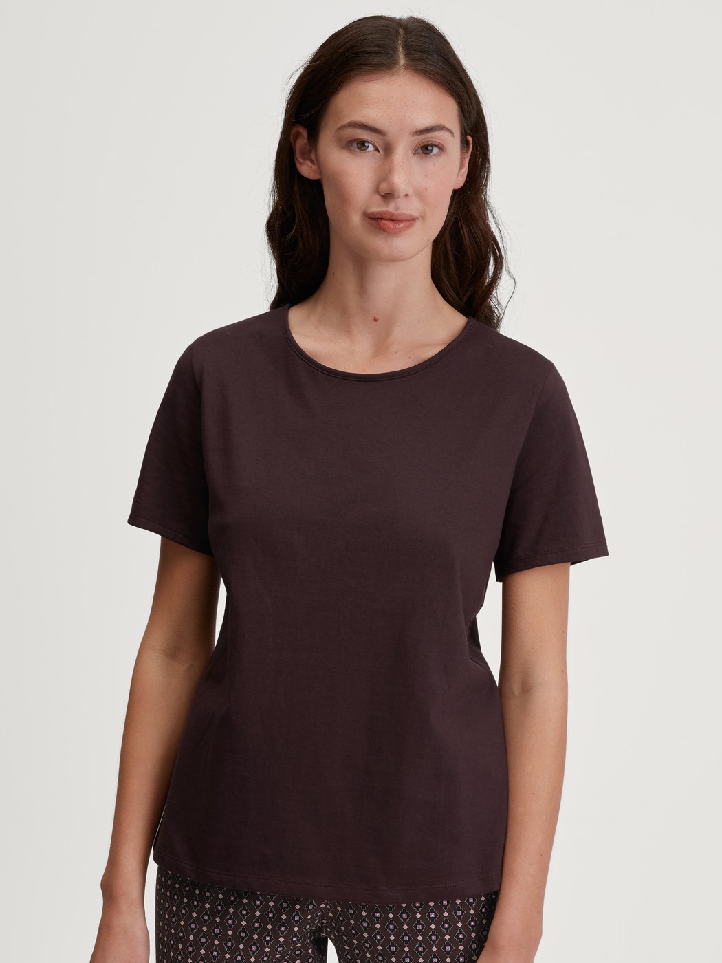 Damen-Model trägt Kurzarm-Shirt aus 100% Baumwolle in Rot, Einfarbig aus Serie Favourites Botanic von CALIDA, Vorderansicht