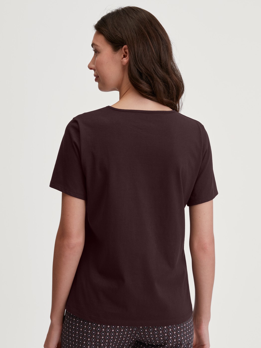 Damen-Model trägt Kurzarm-Shirt aus 100% Baumwolle in Rot, Einfarbig aus Serie Favourites Botanic von CALIDA, Rückansicht