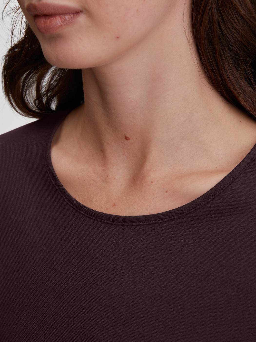 Damen-Model trägt Kurzarm-Shirt aus 100% Baumwolle in Rot, Einfarbig aus Serie Favourites Botanic von CALIDA, Detail