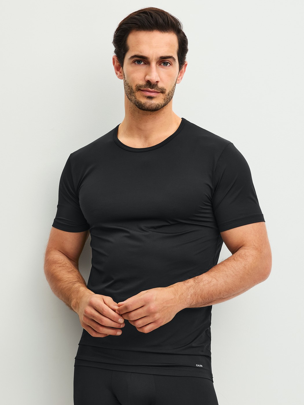 La modella / Il modello Uomo indossa  in Poliammide di colore Nero, Tinta unita, della serie Micro Stretch di CALIDA, Vista frontale