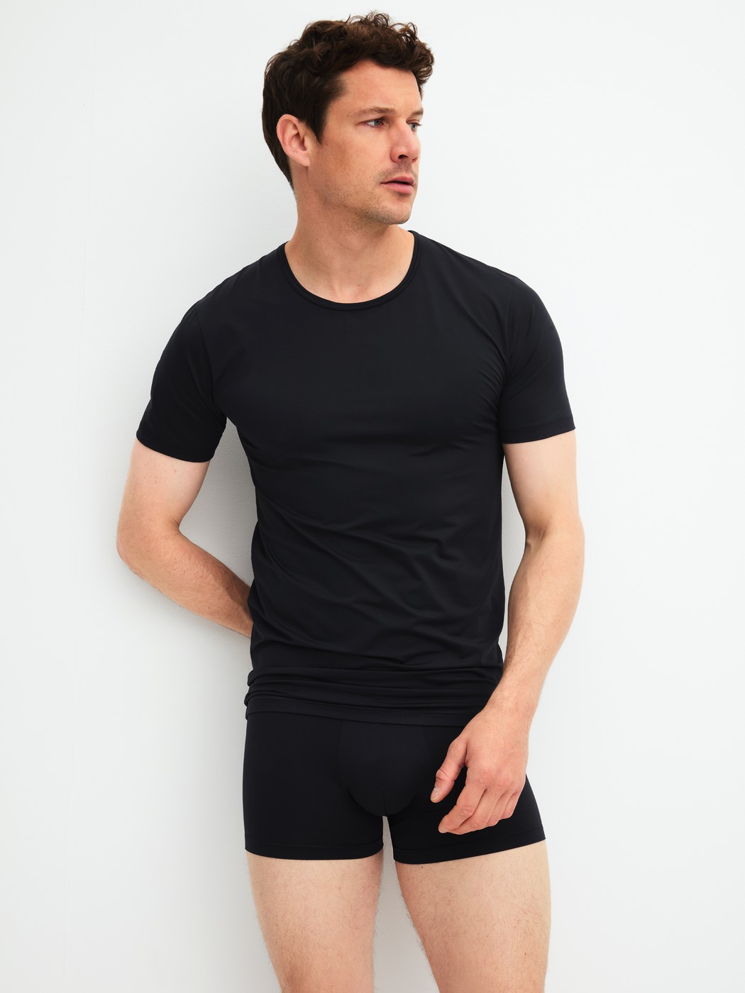 La modella / Il modello Uomo indossa  in Poliammide di colore Nero, Tinta unita, della serie Micro Stretch di CALIDA, Abbigliamento