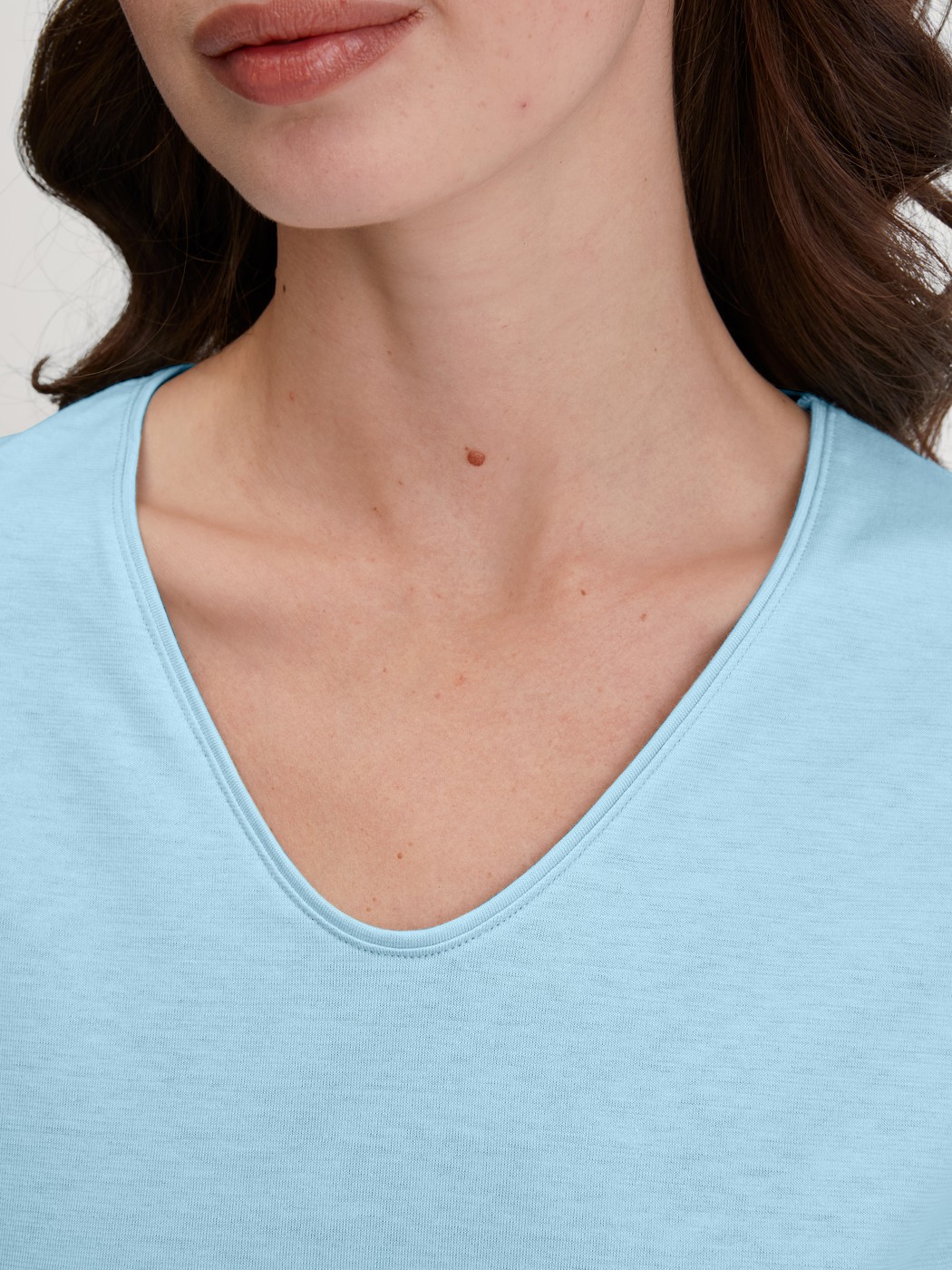 Damen-Model trägt T-shirt mit V-Neck aus 100% Baumwolle in Blau, Einfarbig aus Serie Favourites Journey von CALIDA, Detail