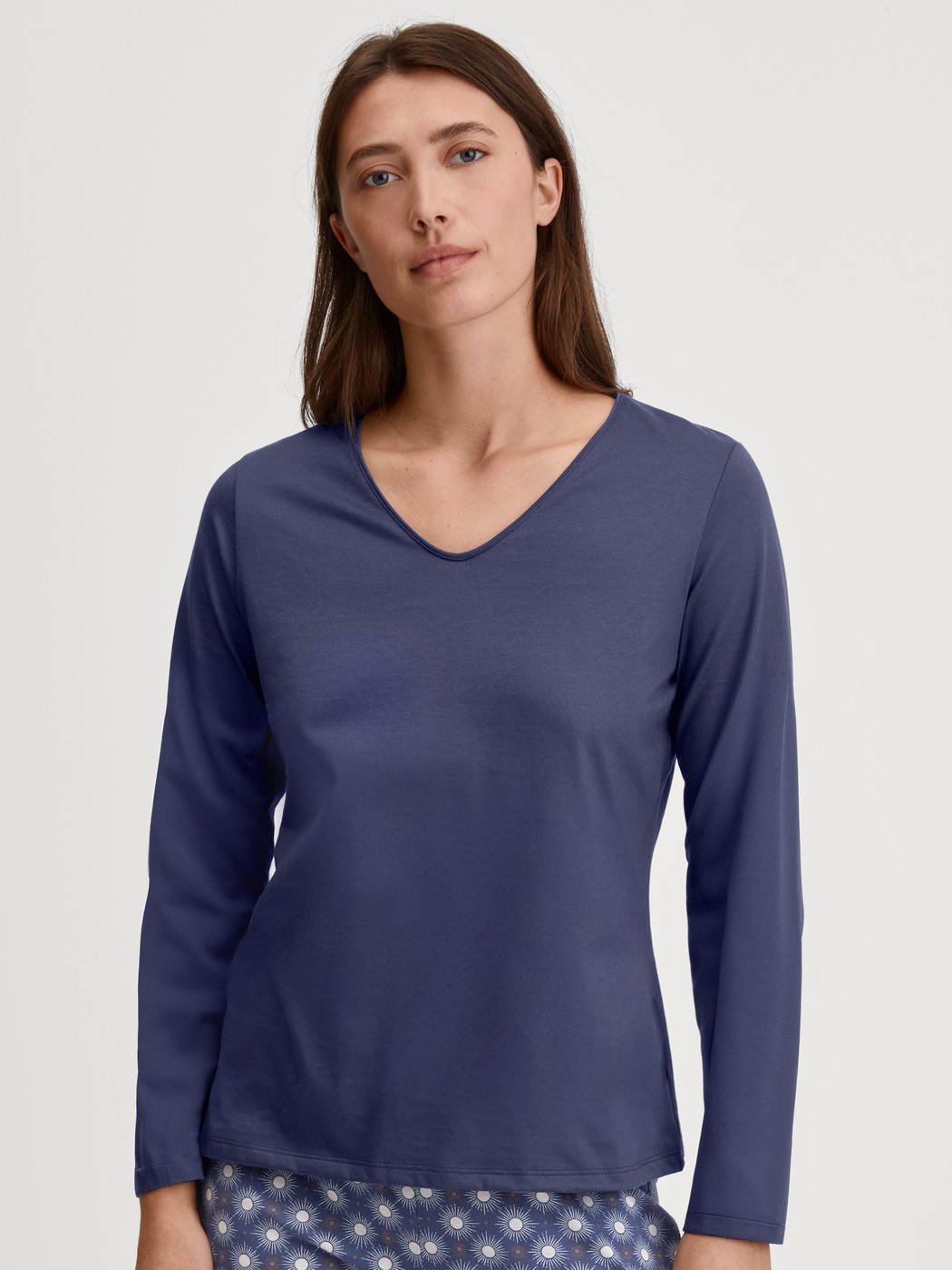 Damen-Model trägt Langarm-Shirt aus 100% Baumwolle in Blau, Einfarbig aus Serie Favourites Universe von CALIDA, Vorderansicht