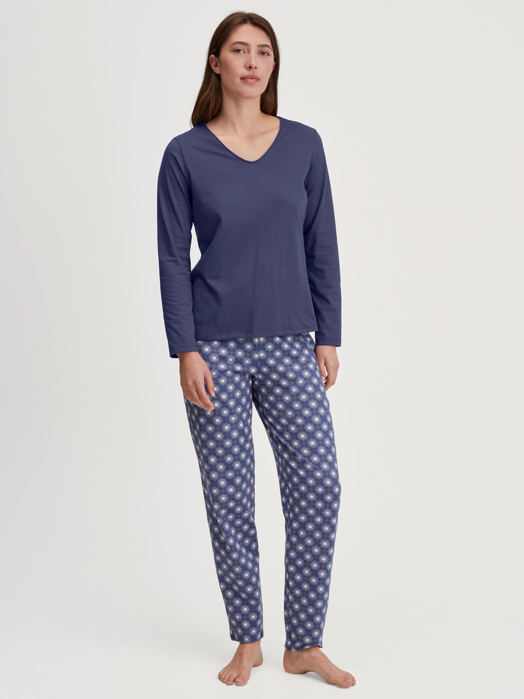 Damen-Model trägt Langarm-Shirt aus 100% Baumwolle in Blau, Einfarbig aus Serie Favourites Universe von CALIDA, Outfit