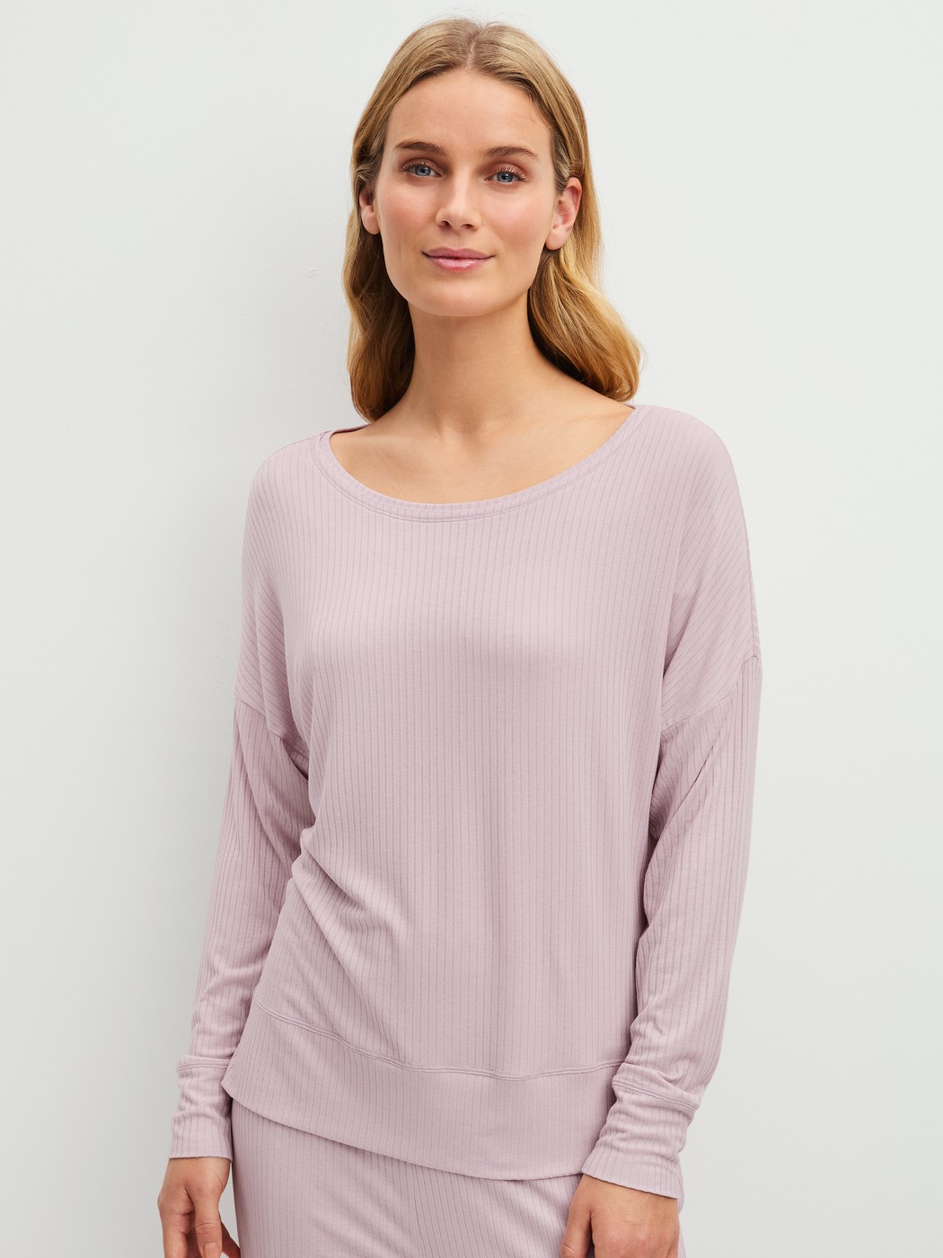 Damen-Model trägt Langarm-Shirt aus TENCEL™ Modal aus Modal in Violett, Einfarbig aus Serie Feminine Lounge von CALIDA, Vorderansicht