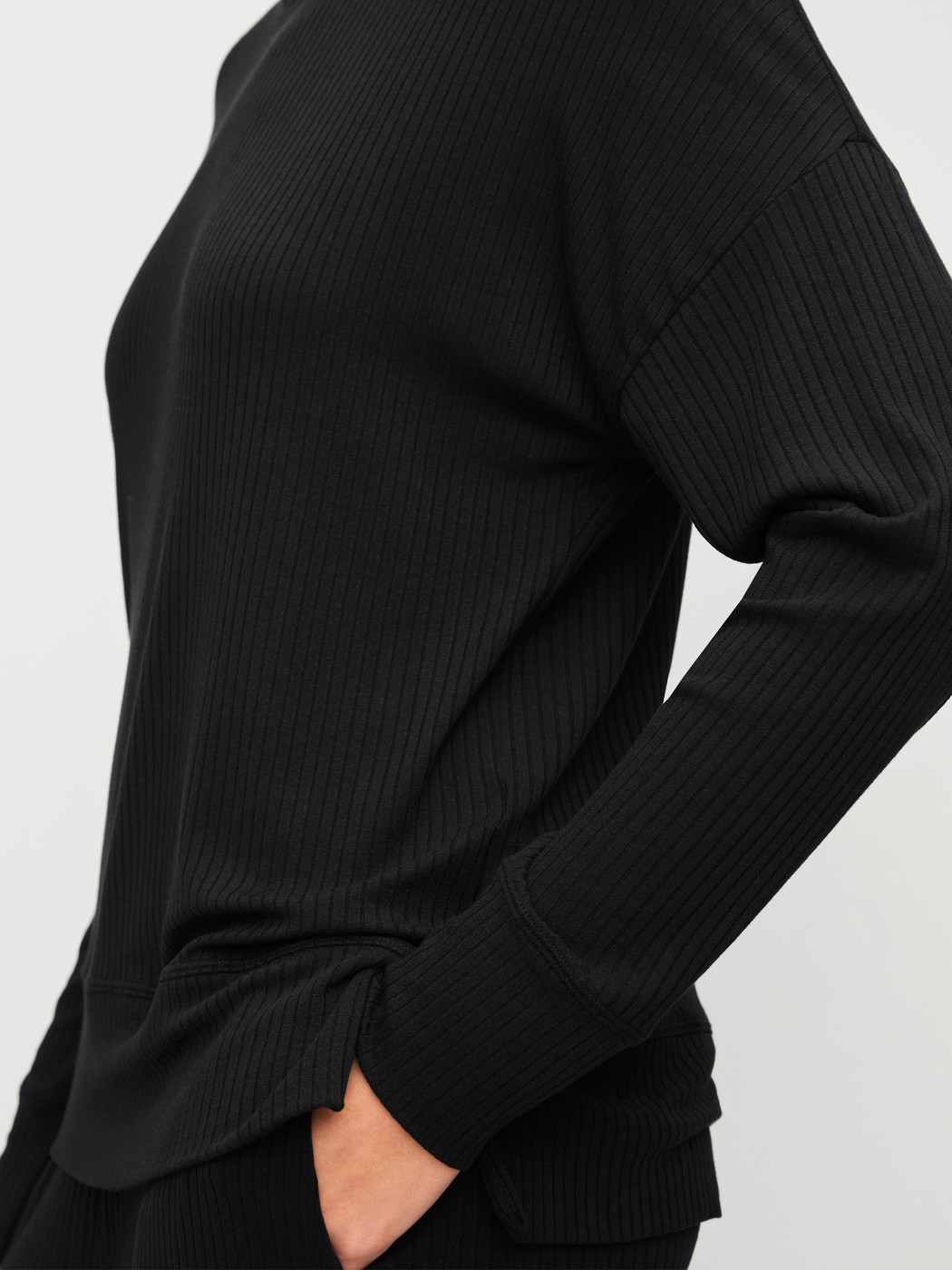 Damen-Model trägt Langarm-Shirt aus TENCEL™ Modal aus Modal in Schwarz, Einfarbig aus Serie Feminine Lounge von CALIDA, Detail