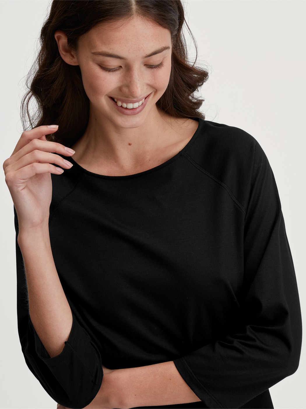 Damen-Model trägt Shirt mit 3/4-Arm aus Baumwolle in Schwarz, Einfarbig aus Serie Favourites Journey von CALIDA, Vorderansicht