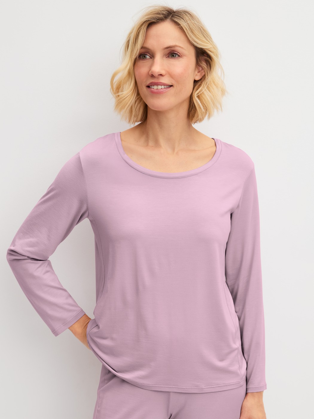 Women model is wearing Shirt long sleeve made of Modal in Purple, Unicoloured from the DSW Balancing series by CALIDA, Front view