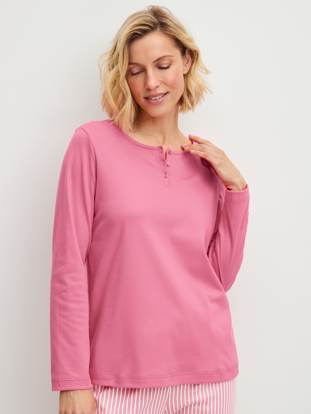 La modella / Il modello Donna indossa Shirt a manica lunga in 100% cotone di colore Rosa, Tinta unita, della serie Sleep Over M&M di CALIDA, Vista frontale