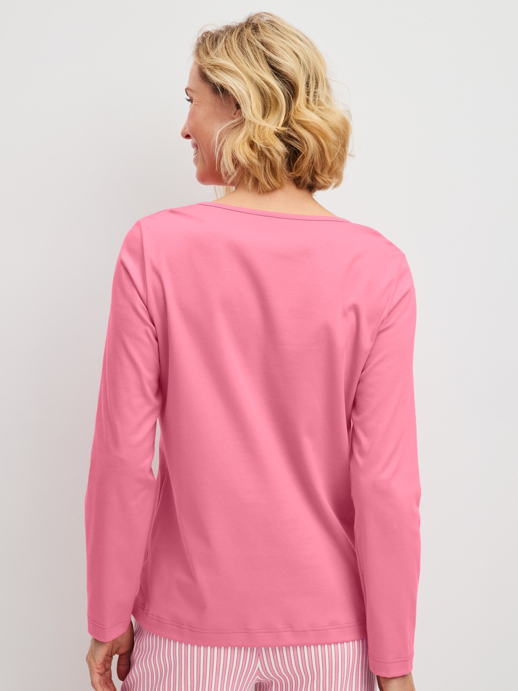 La modella / Il modello Donna indossa Shirt a manica lunga in 100% cotone di colore Rosa, Tinta unita, della serie Sleep Over M&M di CALIDA, Vista posteriore