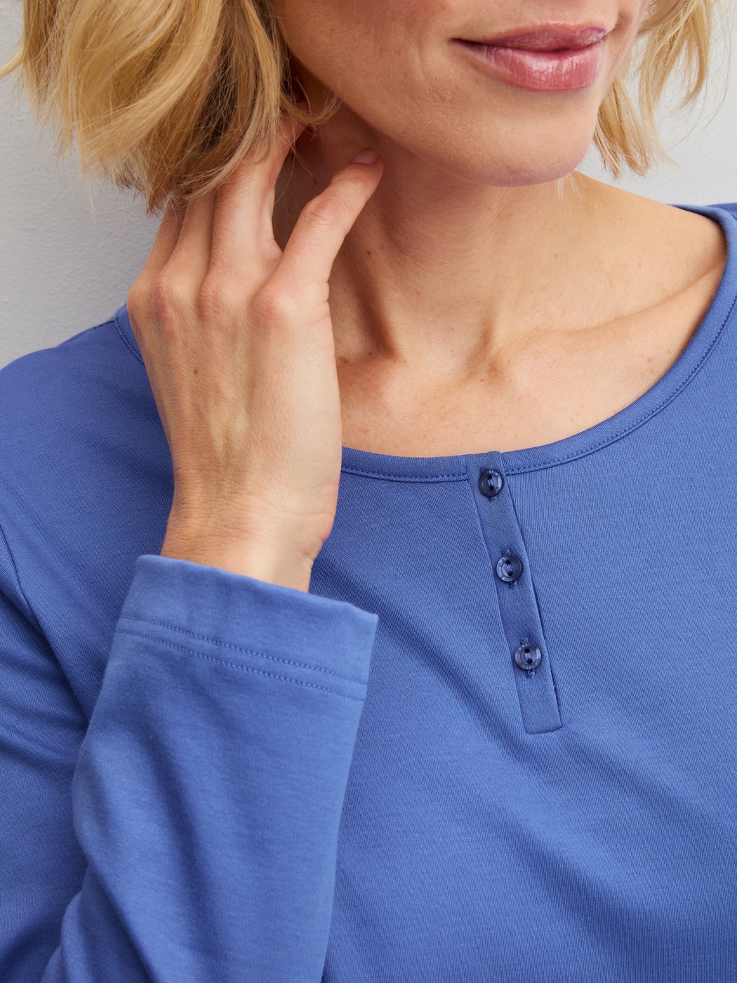 La modella / Il modello Donna indossa Shirt a manica lunga in 100% cotone di colore Blu, Tinta unita, della serie Late Bloom M&M di CALIDA, Dettaglio