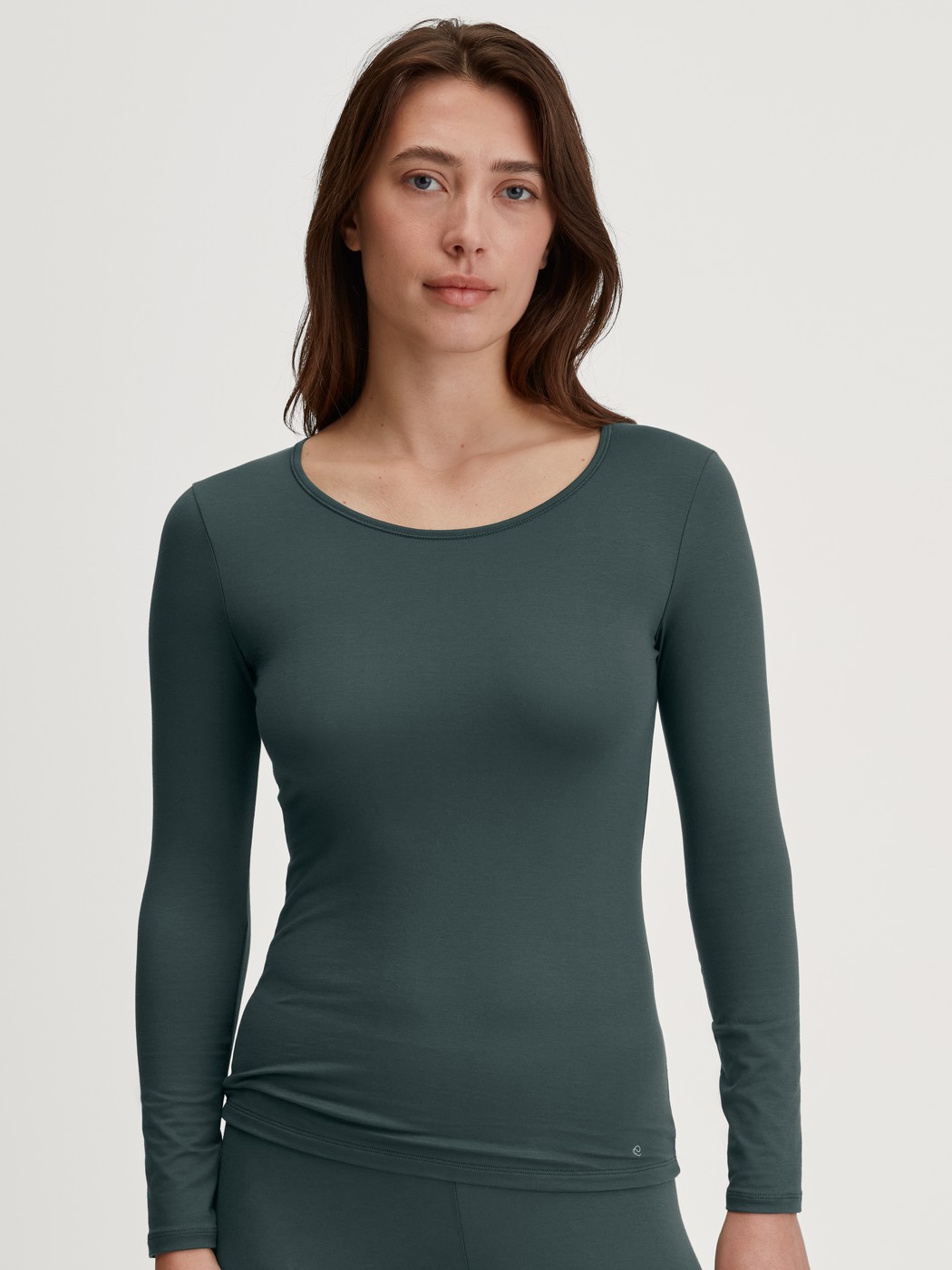 Damen-Model trägt Langarm-Shirt, Rundhals aus Baumwolle in Grün, Einfarbig aus Serie Natural Comfort von CALIDA, Vorderansicht