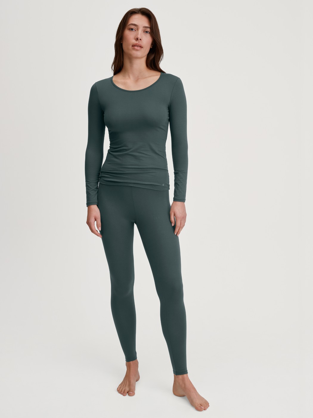 Damen-Model trägt Langarm-Shirt, Rundhals aus Baumwolle in Grün, Einfarbig aus Serie Natural Comfort von CALIDA, Outfit