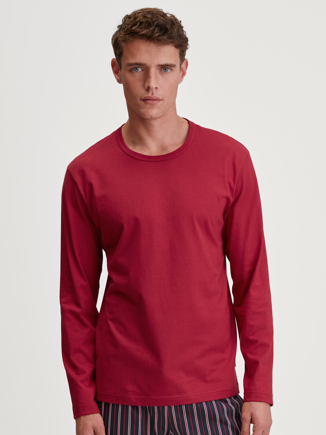 Men model is wearing Shirt long sleeve made of 100% Cotton in Red, Unicoloured from the Remix Basic Sleep series by CALIDA, Front view