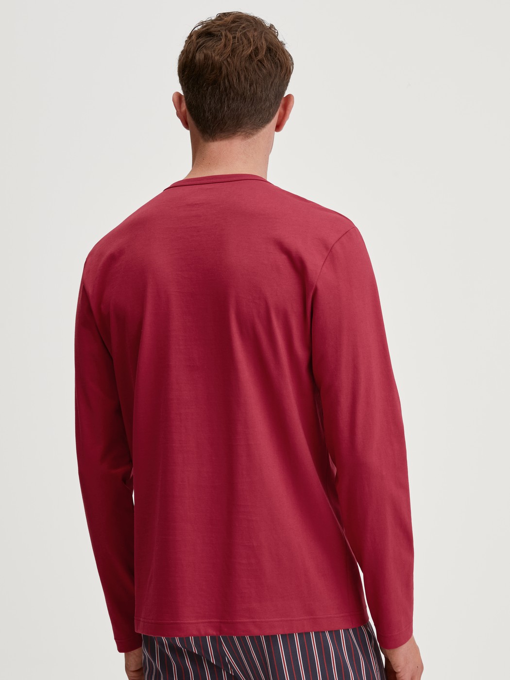 Men model is wearing Shirt long sleeve made of 100% Cotton in Red, Unicoloured from the Remix Basic Sleep series by CALIDA, Back view