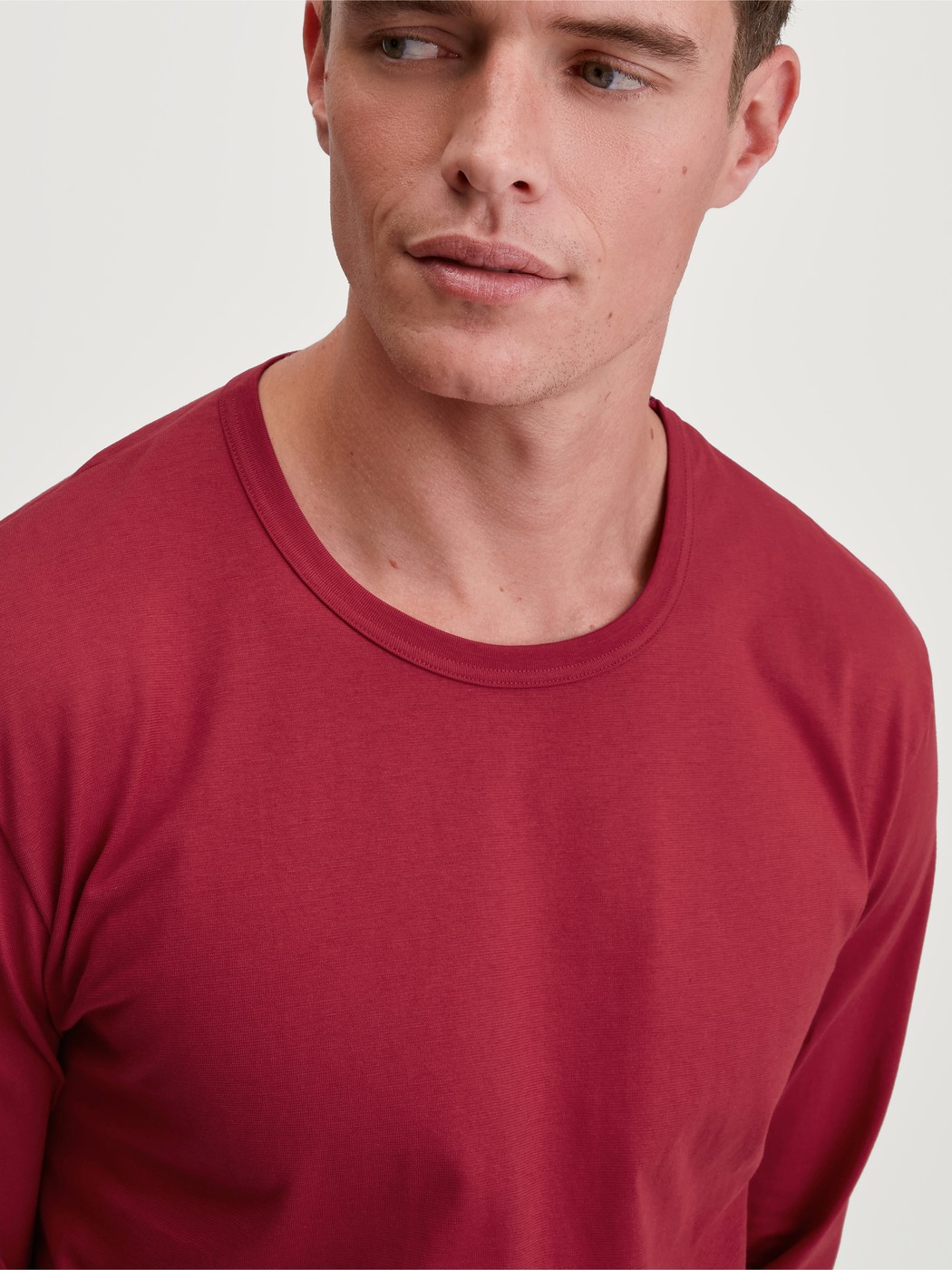 Men model is wearing Shirt long sleeve made of 100% Cotton in Red, Unicoloured from the Remix Basic Sleep series by CALIDA, Front view
