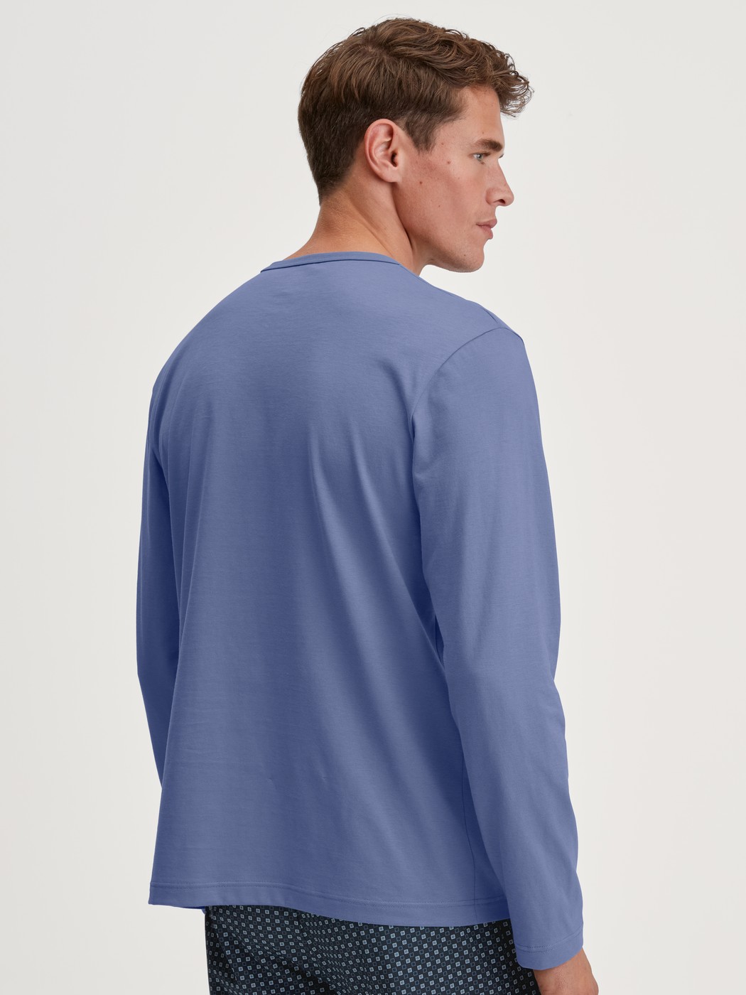 Men model is wearing Shirt long sleeve made of 100% Cotton in Blue, Unicoloured from the Remix Basic Sleep series by CALIDA, Back view