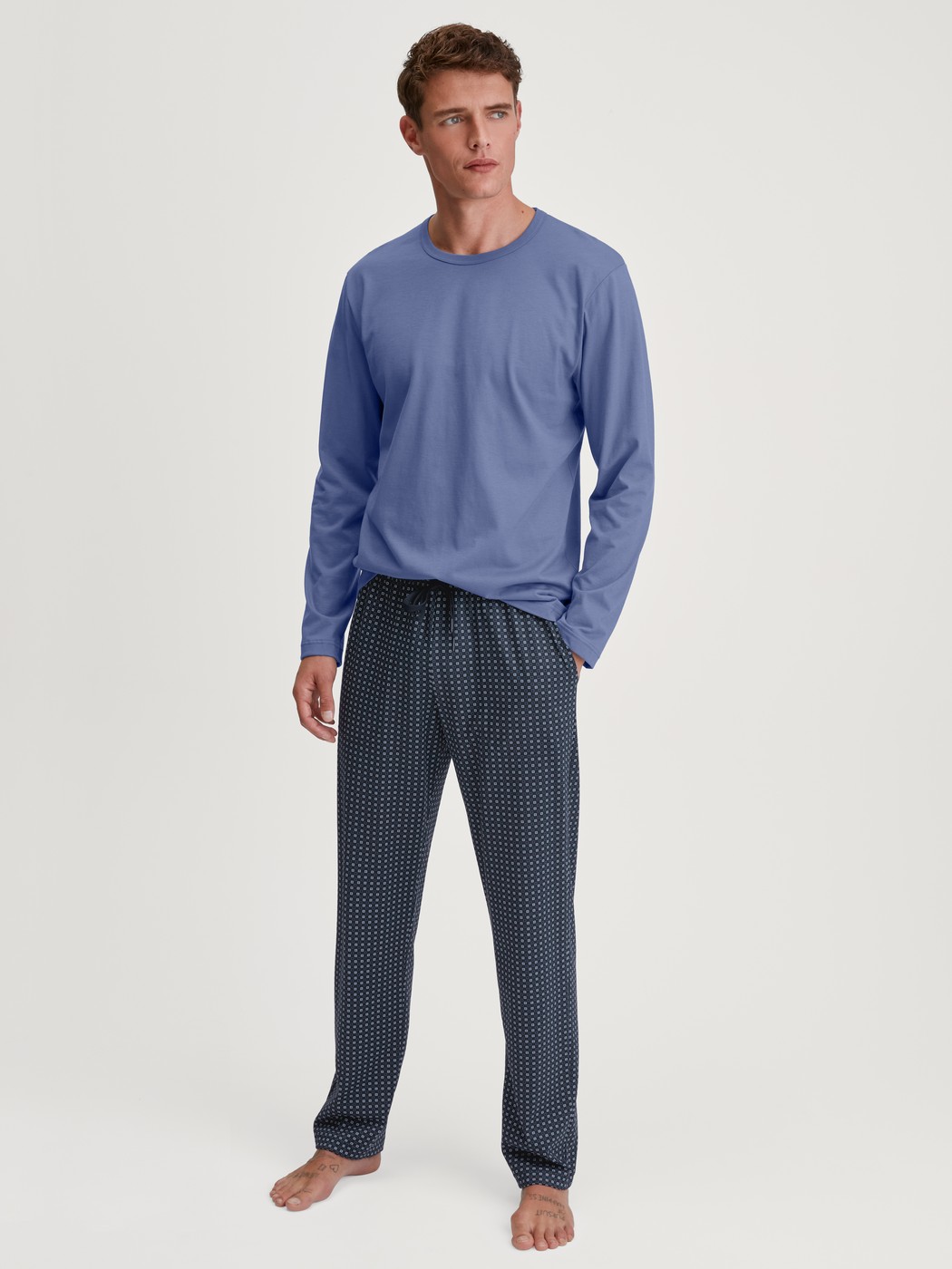 Men model is wearing Shirt long sleeve made of 100% Cotton in Blue, Unicoloured from the Remix Basic Sleep series by CALIDA, Outfit