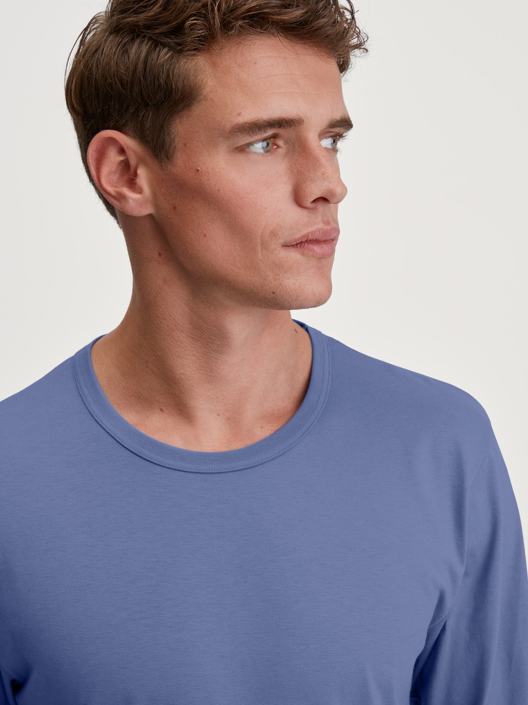 Men model is wearing Shirt long sleeve made of 100% Cotton in Blue, Unicoloured from the Remix Basic Sleep series by CALIDA, Detail