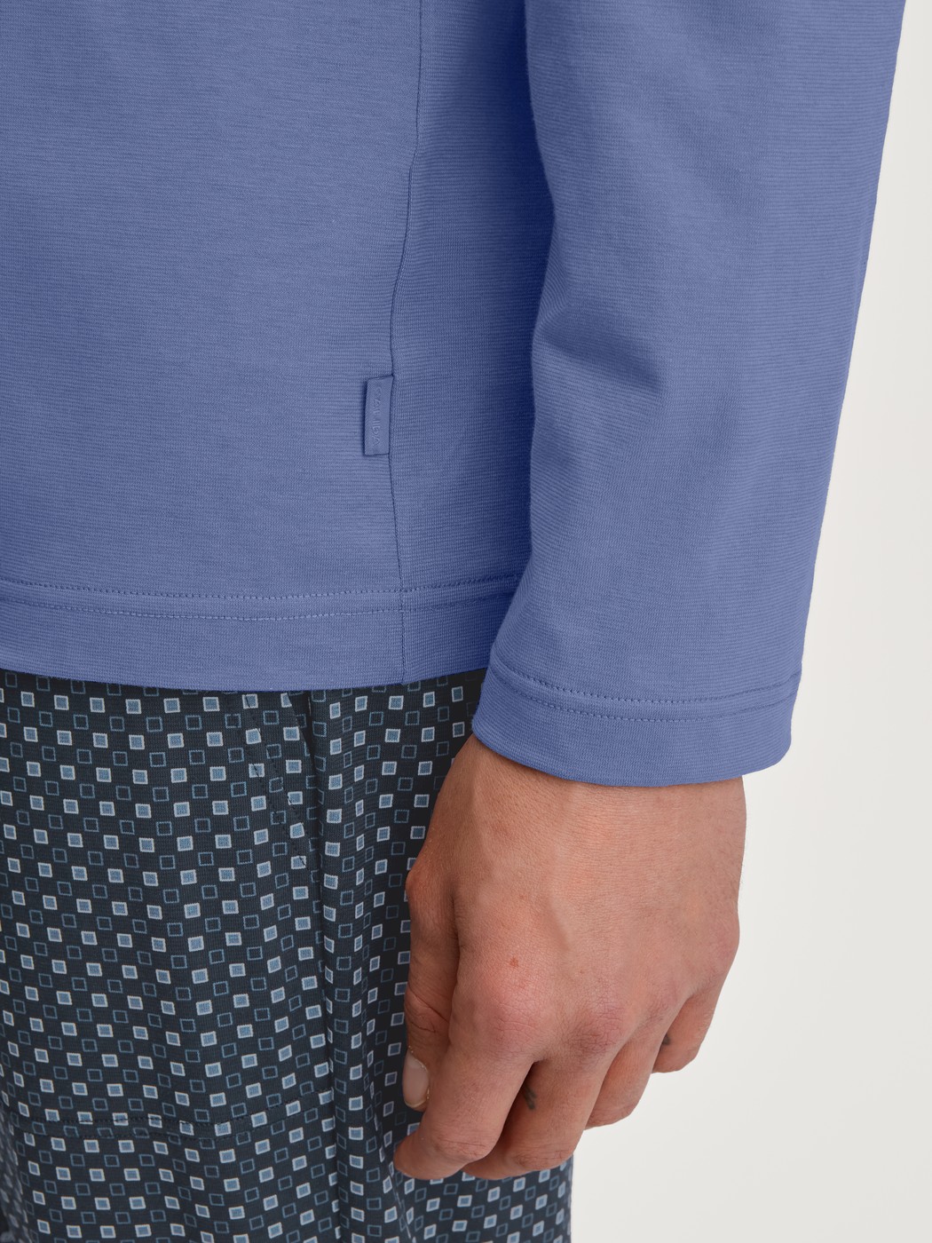 Men model is wearing Shirt long sleeve made of 100% Cotton in Blue, Unicoloured from the Remix Basic Sleep series by CALIDA, Detail