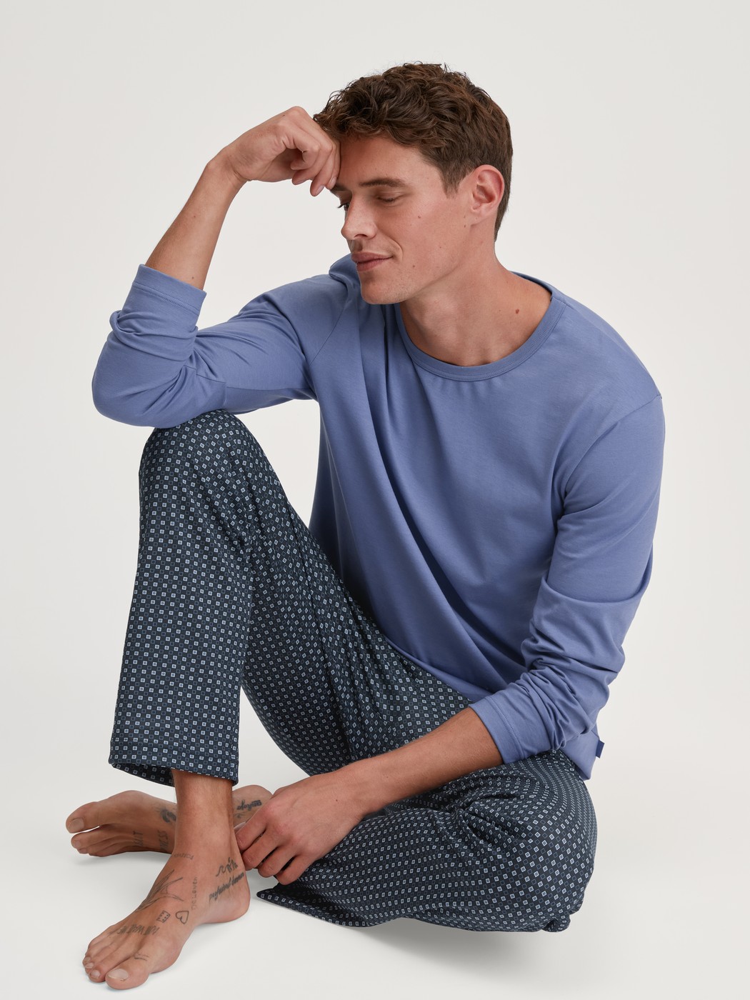Men model is wearing Shirt long sleeve made of 100% Cotton in Blue, Unicoloured from the Remix Basic Sleep series by CALIDA, Additional Image