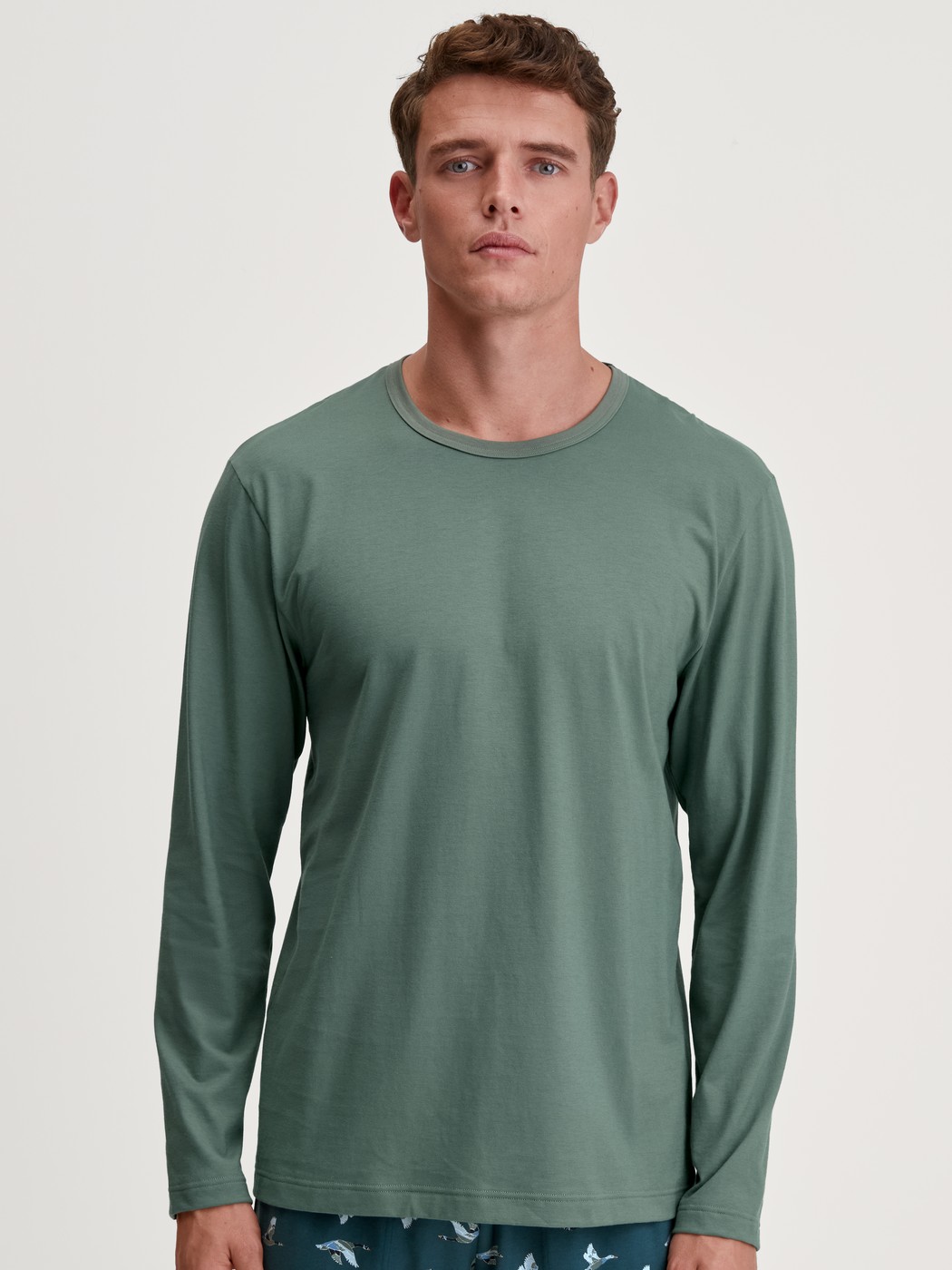 Men model is wearing Shirt long sleeve made of 100% Cotton in Green, Unicoloured from the RMX Sleep Weekend series by CALIDA, Front view