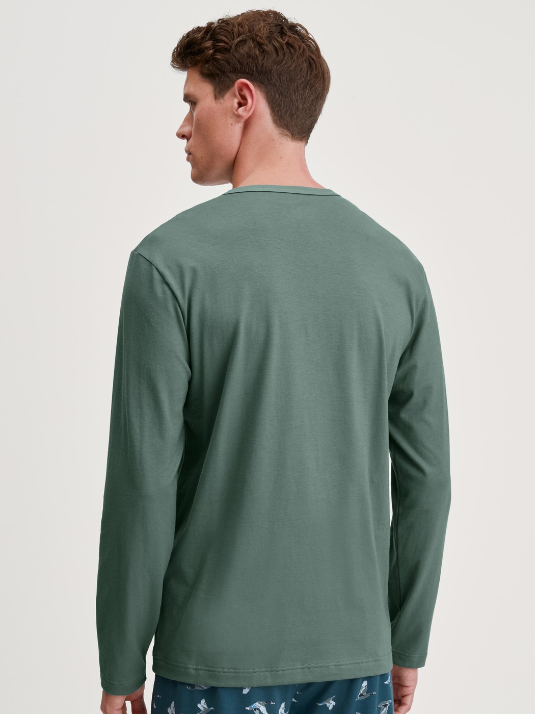 Men model is wearing Shirt long sleeve made of 100% Cotton in Green, Unicoloured from the RMX Sleep Weekend series by CALIDA, Back view