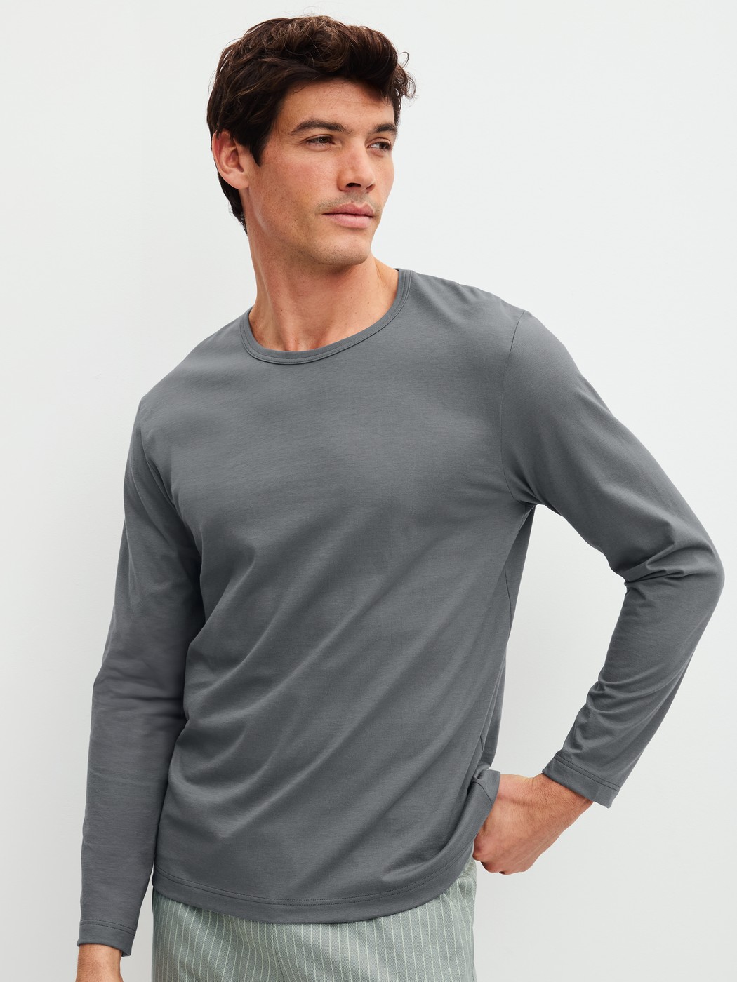 Le mannequin Homme porte le/la T-shirt à manches longues en 100% coton de couleur Gris, Unicolore, de la série RMX Sleep Leisure de CALIDA, Vue de face